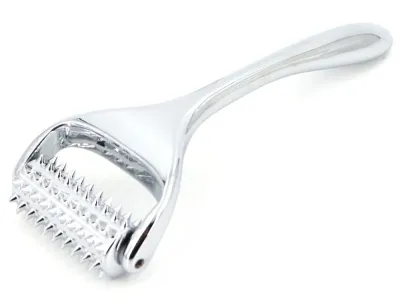 Roulette en métal à picots DERMA SPIKED 13cm