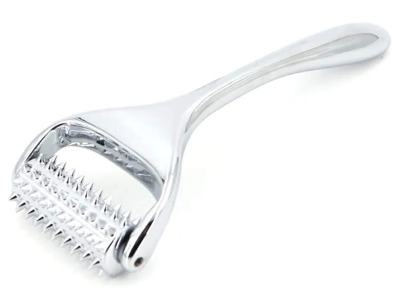 Roulette en métal à picots DERMA SPIKED 13cm