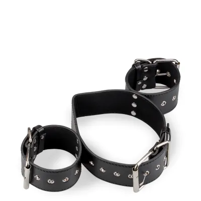 Contrainte BDSM cou et poignets
